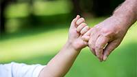 Hand in Hand - Kind und Rentner. Foto: dotshock / Shutterstock