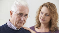 Frau sorgt sich um älteren Mann. Foto: SpeedKingz / Shutterstock