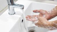 Hände waschen. Foto: fongbeerredhot / Shutterstock