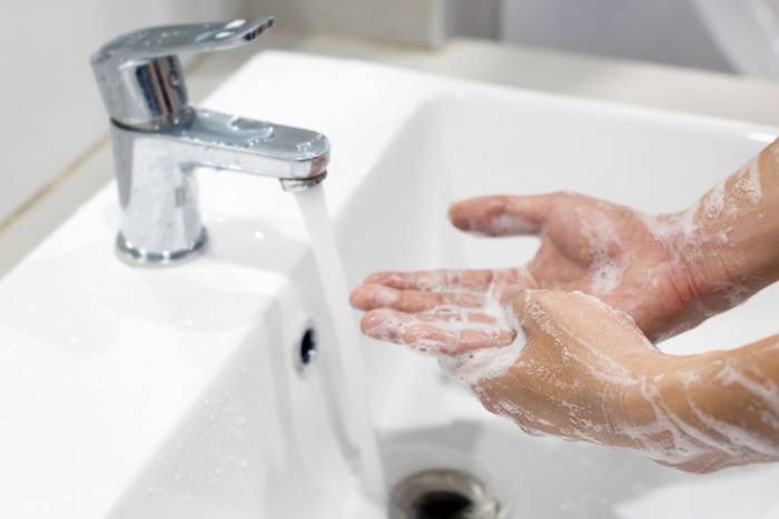 Hände waschen. Foto: fongbeerredhot / Shutterstock