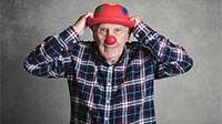 Als Clown verkleideter Mann. Foto: esthermm / Shutterstock