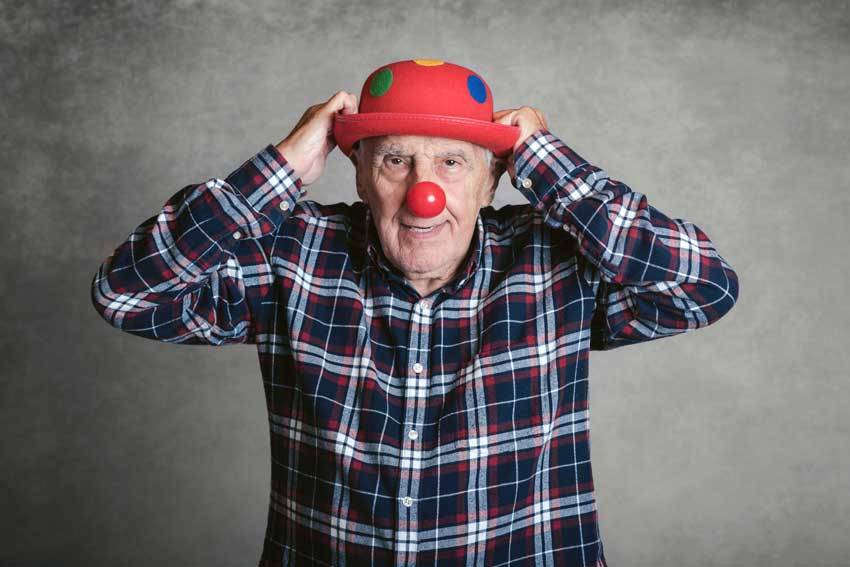 Als Clown verkleideter Mann. Foto: esthermm / Shutterstock