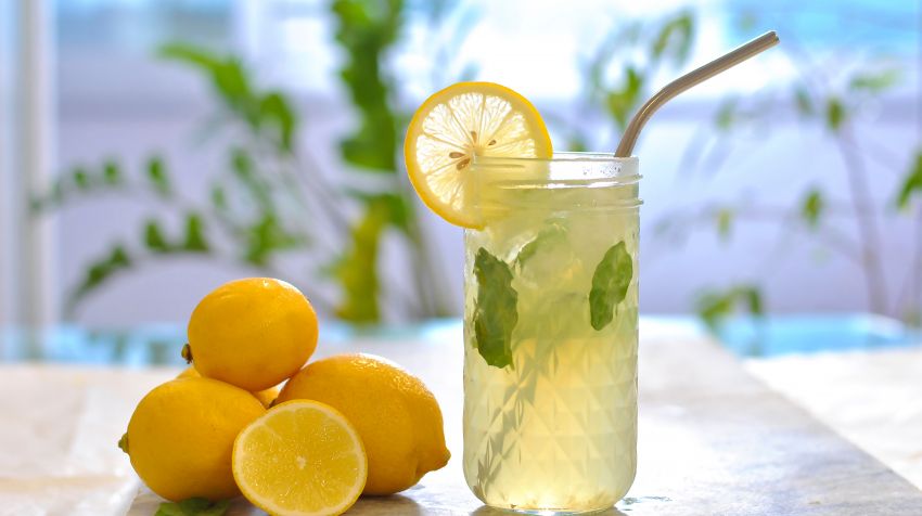 Wasser mit Zitrone  Foto: Olga Krivokoneva Photo / Shutterstock