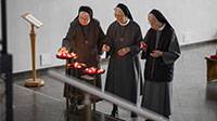 Ordensschwestern zünden Kerze an. Foto: Mika Väisänen / Schervier Altenhilfe