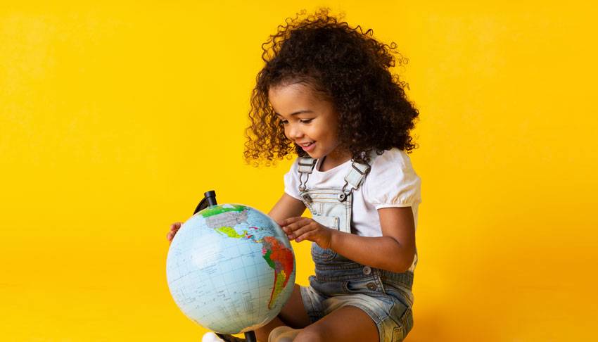 Kind mit Globus  Foto: Prostock-studio / Shutterstock