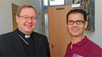 Dr. Georg Bätzing mit Mitarbeiter. Foto: Schervier Altenhilfe