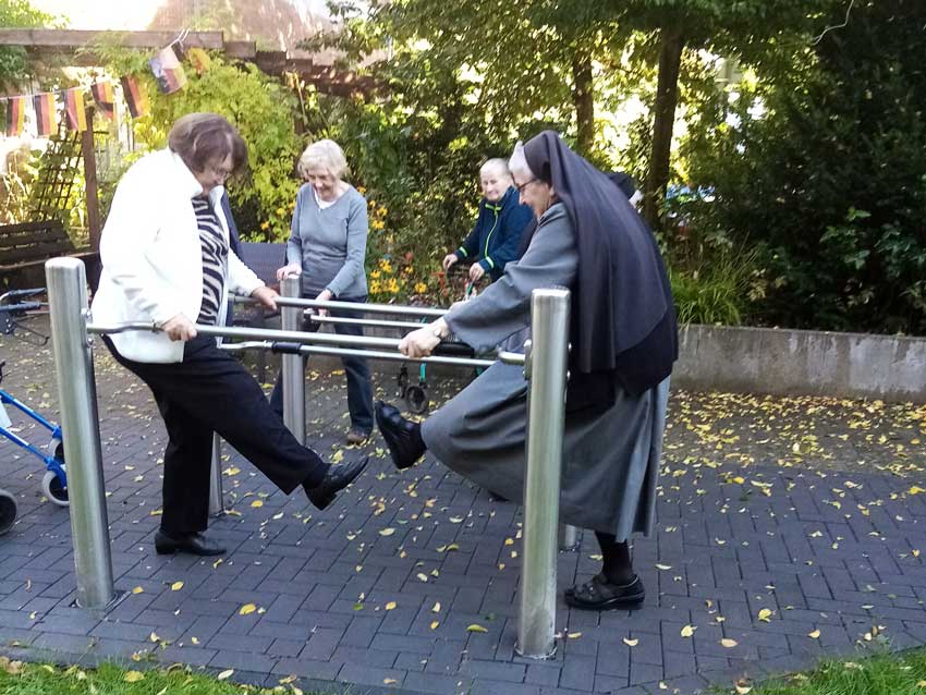 Auch die Ordensschwestern halten sich fit. Foto: Schervier Altenhilfe