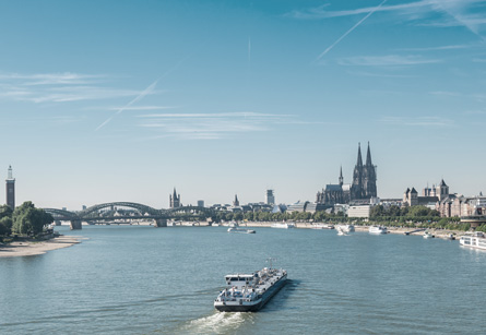 Rhein mit Schiff (Foto: Shutterstock)