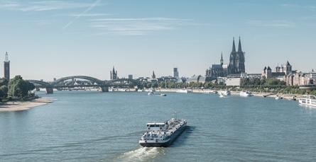 Rhein mit Schiff (Foto: Shutterstock)