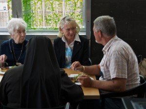Bürgemeisterin Elfi Scho-Antwerpes mit Senioren, Foto: Schervier Altenhilfe